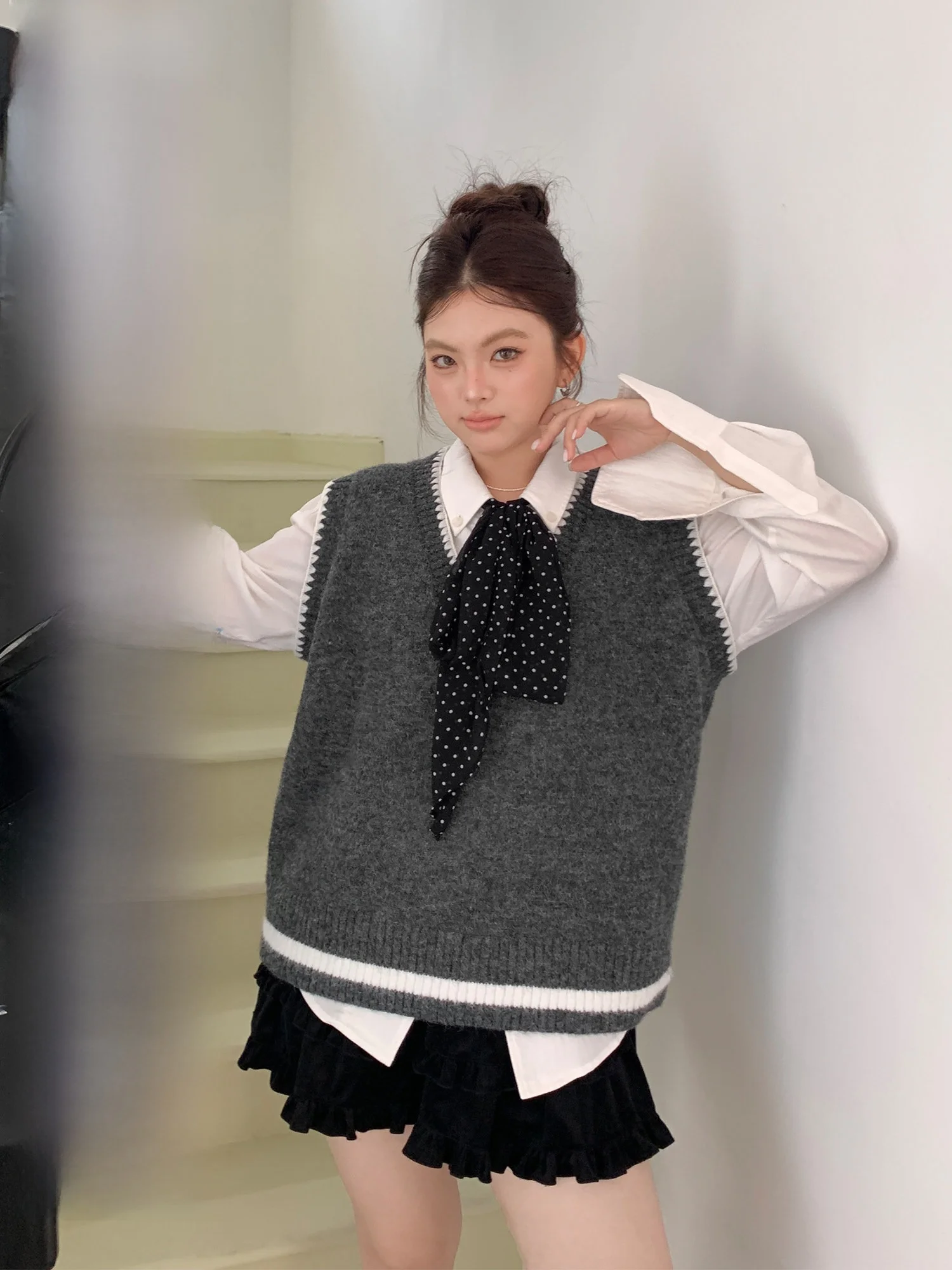 Весна 2026: Новинка! Модный женский комплект-двойка в корейском стиле: свободный жилет с V-образным вырезом и блок-колоры, верхняя одежда.
Весна 2026: Новинка! Модный женский комплект-двойка в корейском стиле: свободный жилет с V-образным вырезом и блок-колоры, верхняя одежда.