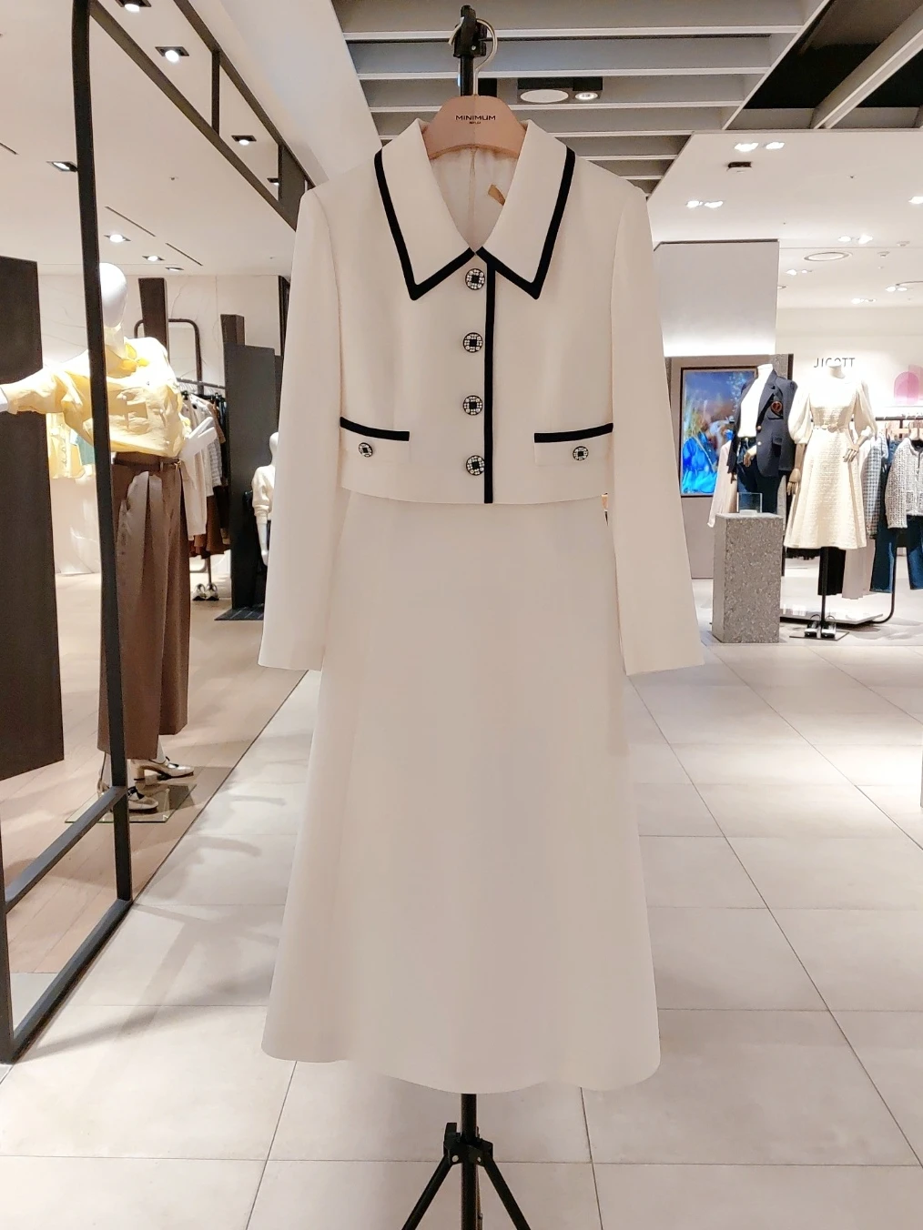 High-End Autumn 2025 Commute Style A-Line Midi Slim Fit Dress Padded Color Block Single Button Pocket Design Women's Dress
High-End Autumn 2025 Commute Style A-Line Midi Slim Fit Dress Padded Color Block Single Button Pocket Design Women's Dress