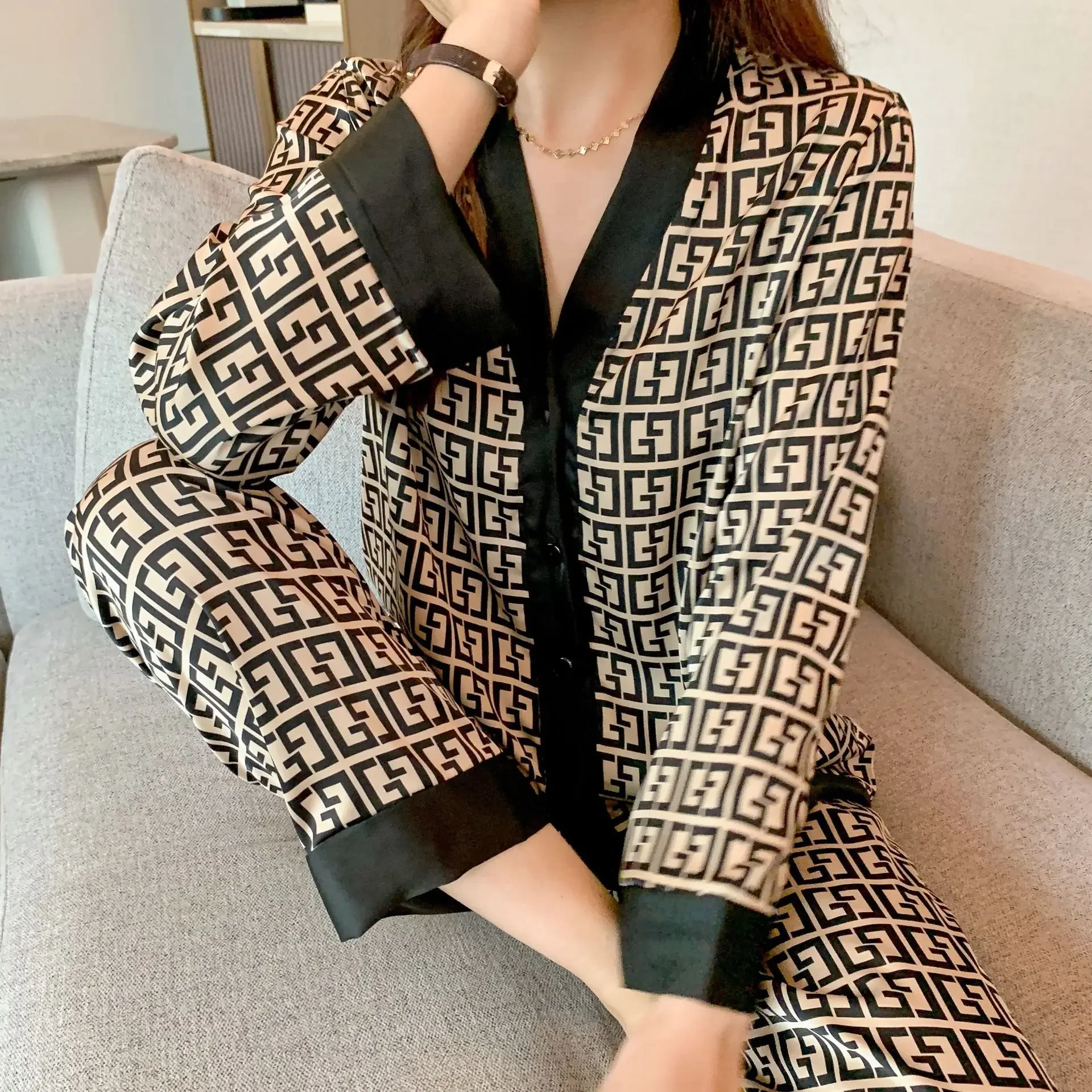 Spring New Ladies Ice Silk Pajamas Homewear Set of Long-Sleeved Pajamas Women Ice Silk Net Red and Collar Pajamas Homewear
Spring New Ladies Ice Silk Pajamas Homewear Set of Long-Sleeved Pajamas Women Ice Silk Net Red and Collar Pajamas Homewear