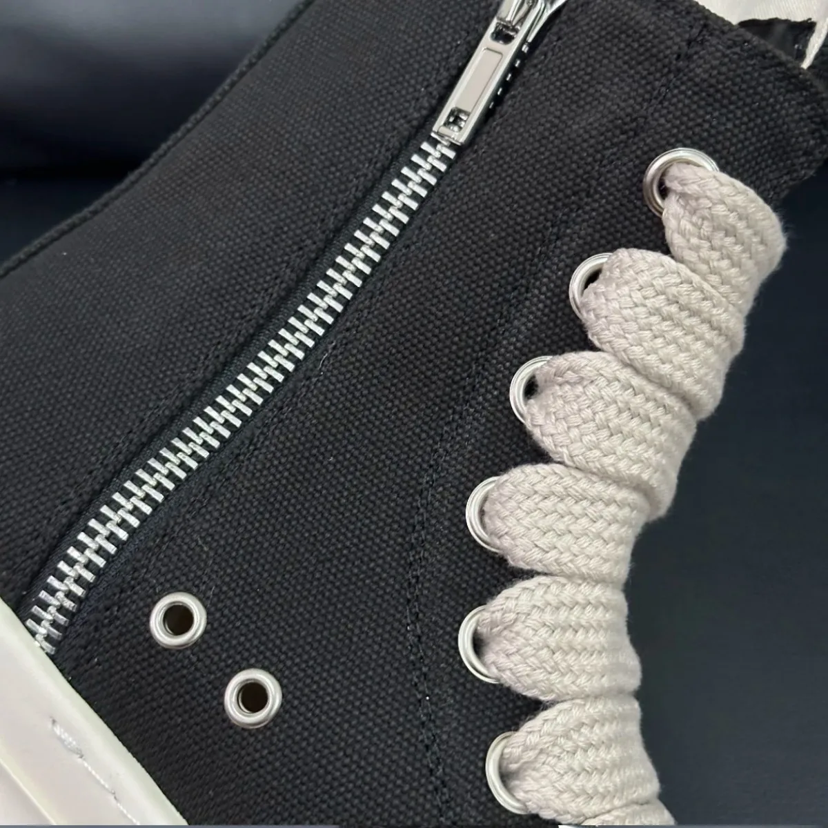 Men's Casual Shoes Brand Designer Classic Black Canvas Shoe Fashion Jumbo Shoelace Women High-Top Sneakers Women Ankle Boots
Men's Casual Shoes Brand Designer Classic Black Canvas Shoe Fashion Jumbo Shoelace Women High-Top Sneakers Women Ankle Boots