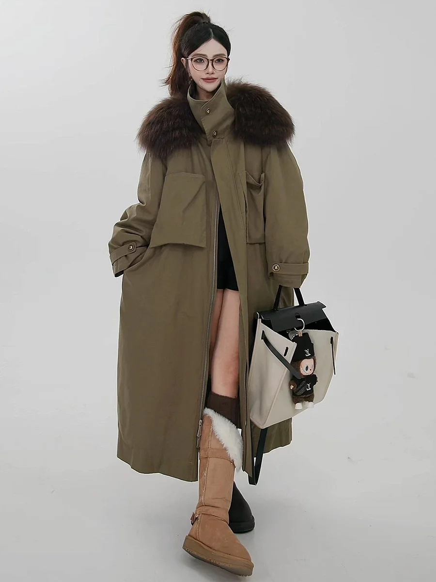 Пуховик женский удлиненный в повседневном стиле с большим меховым воротником, средней длины, для зимних поездок на работу
Пуховик женский удлиненный в повседневном стиле с большим меховым воротником, средней длины, для зимних поездок на работу