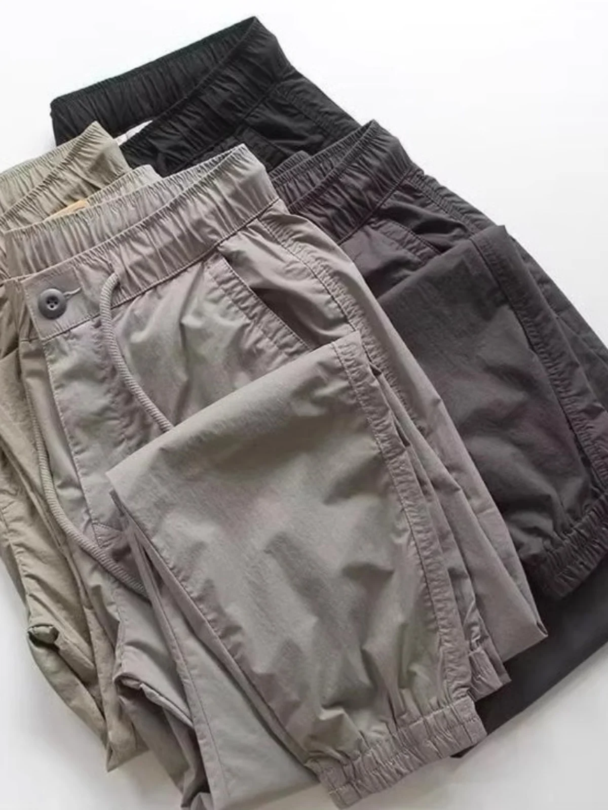 Мужские повседневные брюки из ледяного шелка, летние, тонкие, быстросохнущие, спортивные, длинные, карго, свободного кроя, молодежные, модные, легкие
Мужские повседневные брюки из ледяного шелка, летние, тонкие, быстросохнущие, спортивные, длинные, карго, свободного кроя, молодежные, модные, легкие