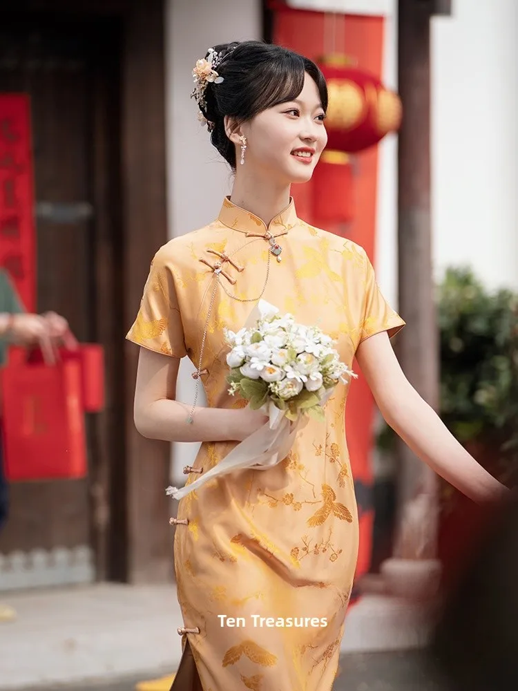 Elegant Silk Young Girl Wedding Dress Spring Summer Low Slit Short Sleeve Floral Patterned Long Qipao for Engagement
Elegant Silk Young Girl Wedding Dress Spring Summer Low Slit Short Sleeve Floral Patterned Long Qipao for Engagement