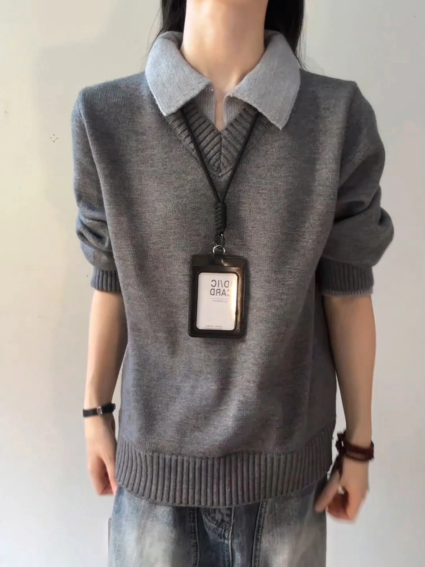 Мужская трикотажная футболка с V-образным вырезом в американском ретро-стиле, свободного кроя, из мягкой ткани, с эффектом водной стирки, из полиэстера.
Мужская трикотажная футболка с V-образным вырезом в американском ретро-стиле, свободного кроя, из мягкой ткани, с эффектом водной стирки, из полиэстера.