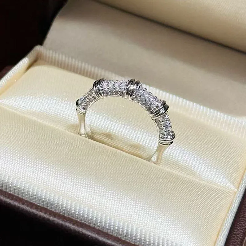 Кольцо из 100% стерлингового серебра 925 пробы с цирконием AAA и бамбуком в форме суставов для женщин, ювелирные украшения
Кольцо из 100% стерлингового серебра 925 пробы с цирконием AAA и бамбуком в форме суставов для женщин, ювелирные украшения