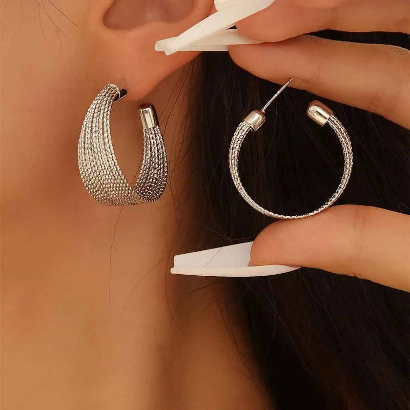 A Pair of Simple C-shaped Exaggerated Metal Circle Earrings, Fashion Personalized Women's Travel Trend Party Jewelry Ear Studs 
A Pair of Simple C-shaped Exaggerated Metal Circle Earrings, Fashion Personalized Women's Travel Trend Party Jewelry Ear Studs