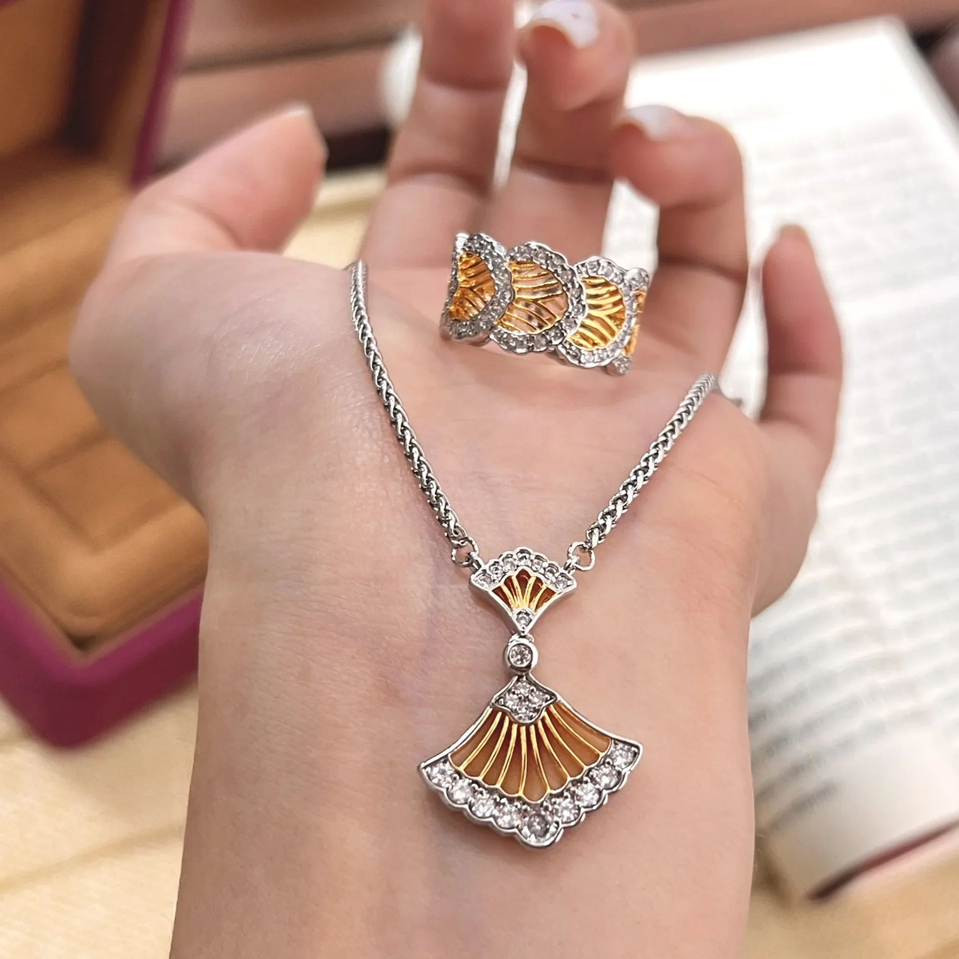 Light luxury retro High quality brushed Court style hollow out Fan jewelry sets wedding diamond Classical Charm ring necklace
Light luxury retro High quality brushed Court style hollow out Fan jewelry sets wedding diamond Classical Charm ring necklace