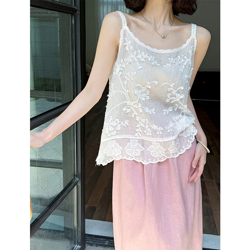 Korean women's sleeveless top, hollowed out embroidered jacquard lace camisole, loose fitting shirt, 2025 new
Korean women's sleeveless top, hollowed out embroidered jacquard lace camisole, loose fitting shirt, 2025 new