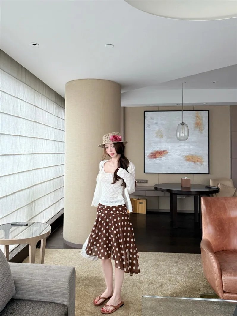 Kumikumi Lace Open Cardigan Vest Strap Women's Summer Coffee Dot Half Skirt Three-piece Set Fashionable Spring Straight Cut
Kumikumi Lace Open Cardigan Vest Strap Women's Summer Coffee Dot Half Skirt Three-piece Set Fashionable Spring Straight Cut