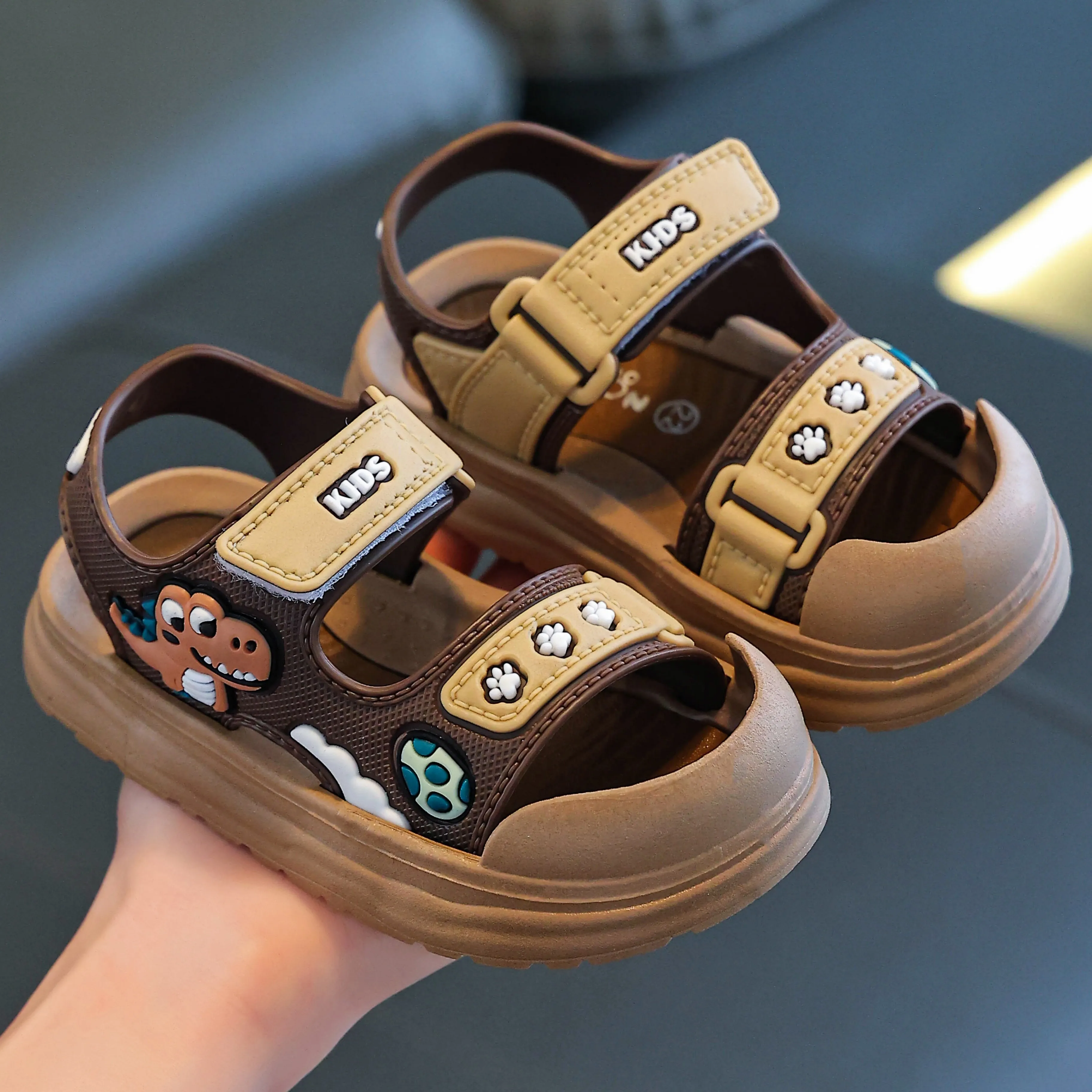 Summer new cute dinosaur sandals for children, soft soled and comfortable children's sandals
Summer new cute dinosaur sandals for children, soft soled and comfortable children's sandals