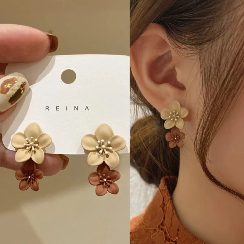 1 Pair Elegant Floral Stud Earrings Alloy Mixed Beige Brown With Decor Accents All Match Jewelry For Casual Party Birthday Gift Teen Girls Above 15 Years Old
1 Pair Elegant Floral Stud Earrings Alloy Mixed Beige Brown With Decor Accents All Match Jewelry For Casual Party Birthday Gift Teen Girls Above 15 Years Old