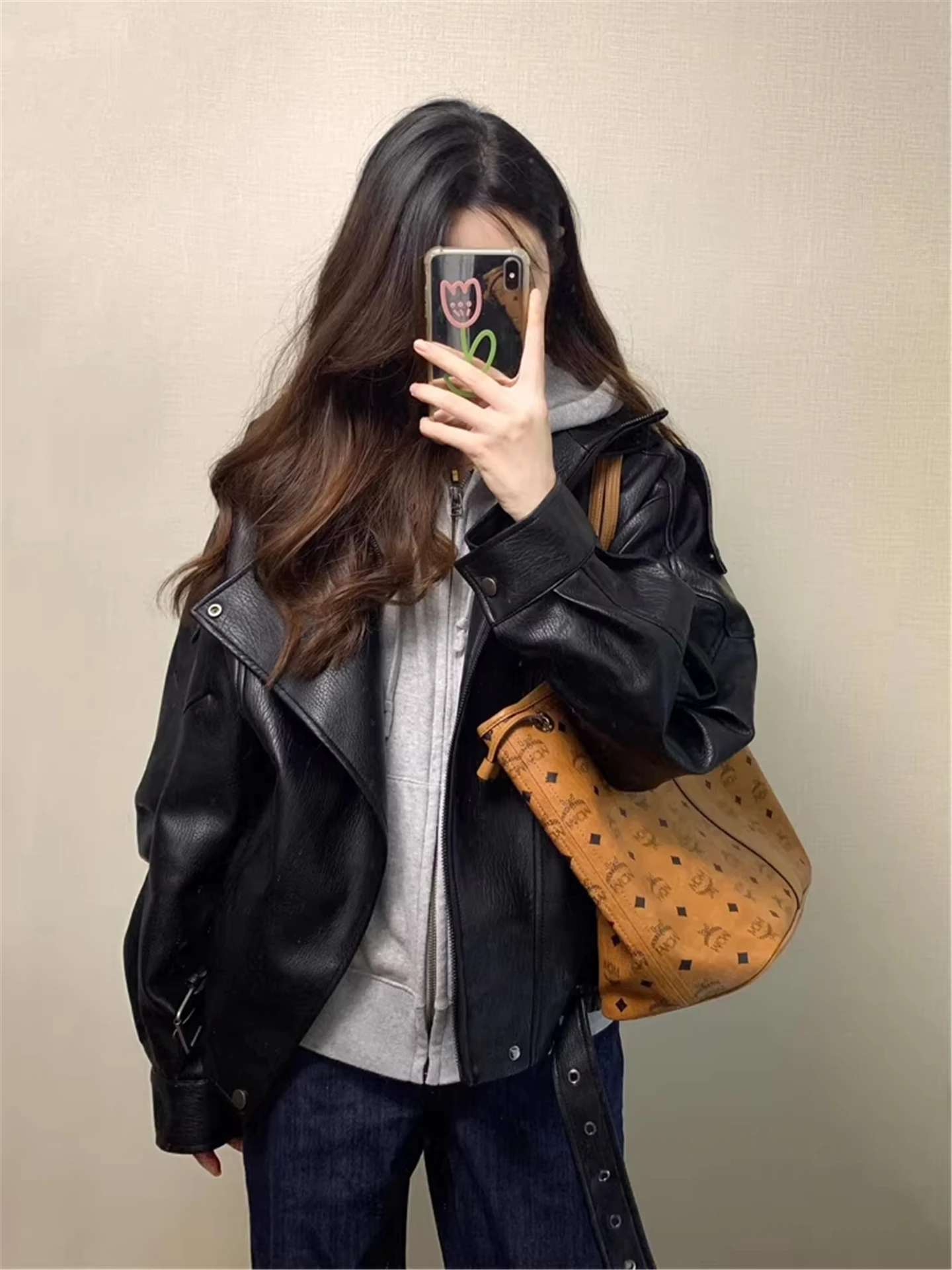 Black Leather Jacket Women's Loose Motorcycle Style Coat Flip Collar Short Size Small Autumn Winter New Arrival Fashion Trend
Black Leather Jacket Women's Loose Motorcycle Style Coat Flip Collar Short Size Small Autumn Winter New Arrival Fashion Trend