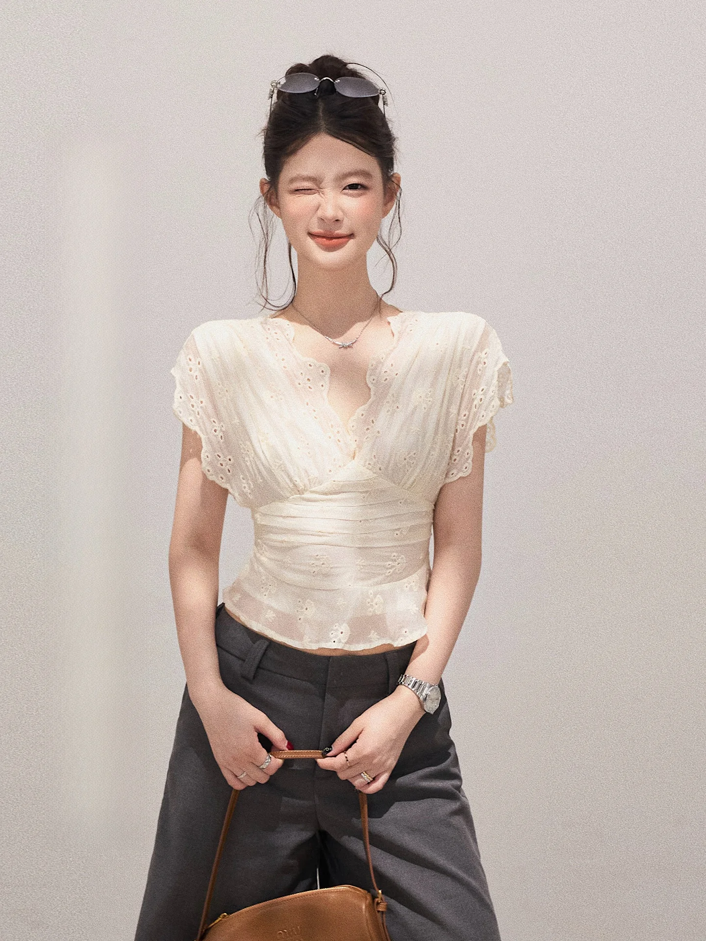 Exue Meat Hollow out V-neck Short Sleeve T-shirt Women's Summer New Design Slimming Casual Thin Top Ladies Fashion
Exue Meat Hollow out V-neck Short Sleeve T-shirt Women's Summer New Design Slimming Casual Thin Top Ladies Fashion