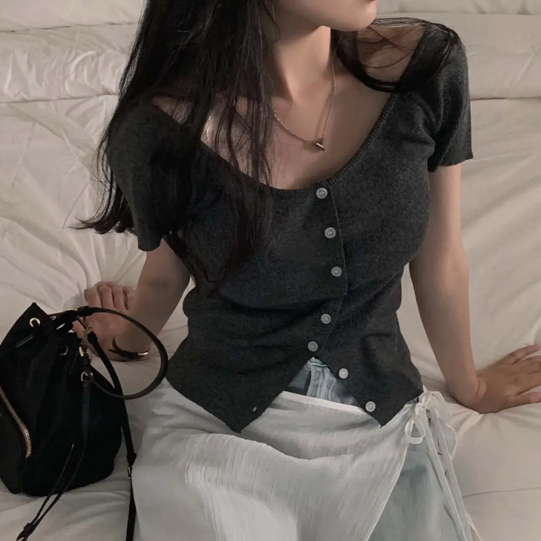 Retro V-neck Shoulder-baring Knitwear Women's Slimming Top Dongda Gate Style Short Sleeve Comfortable Breathable Korean Version
Retro V-neck Shoulder-baring Knitwear Women's Slimming Top Dongda Gate Style Short Sleeve Comfortable Breathable Korean Version