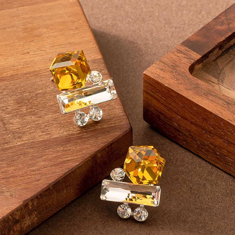 Stylish and exquisite diamond-encrusted sugar cube glass crystal stud earrings, sweet and elegant, simple commuter earrings
Stylish and exquisite diamond-encrusted sugar cube glass crystal stud earrings, sweet and elegant, simple commuter earrings