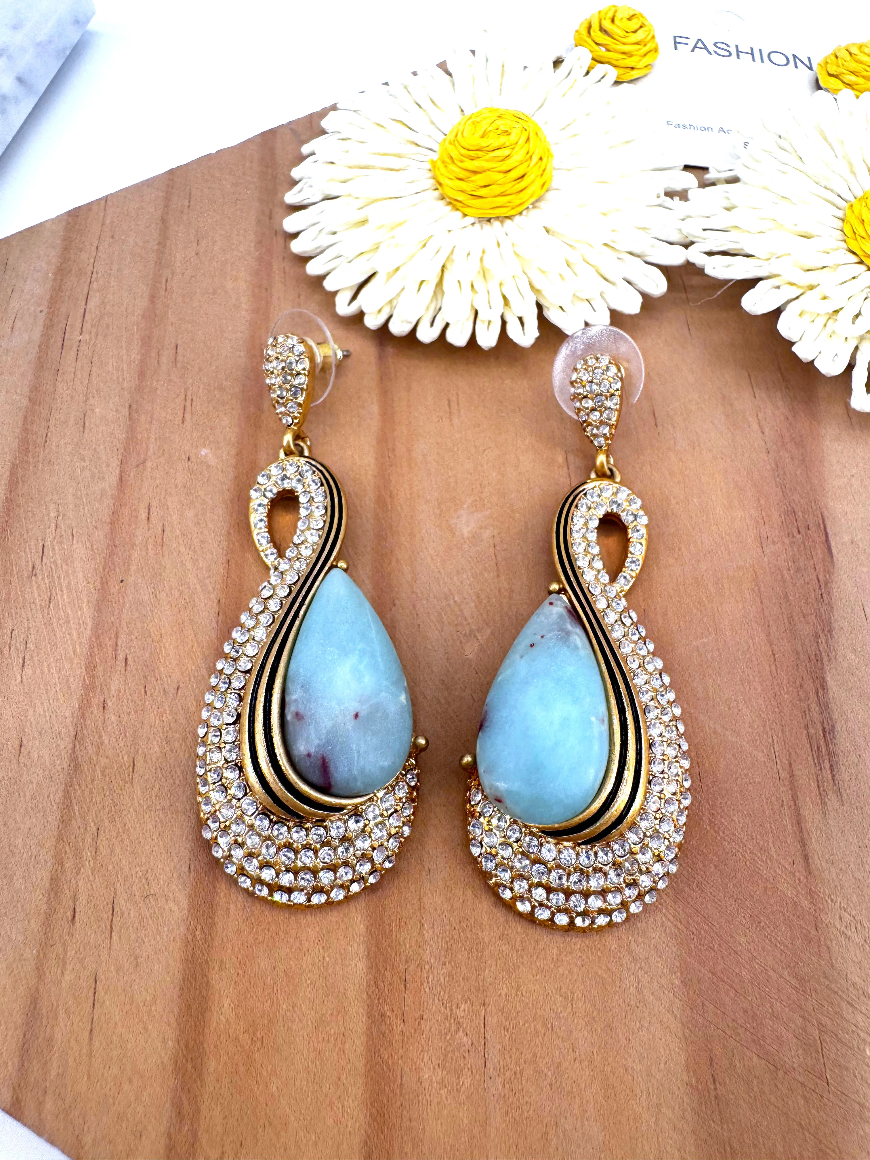 YIBU Irregular Synthetic Stone with Gold Inlay and Zircon Stud Earrings with a Luxurious Feel
YIBU Irregular Synthetic Stone with Gold Inlay and Zircon Stud Earrings with a Luxurious Feel