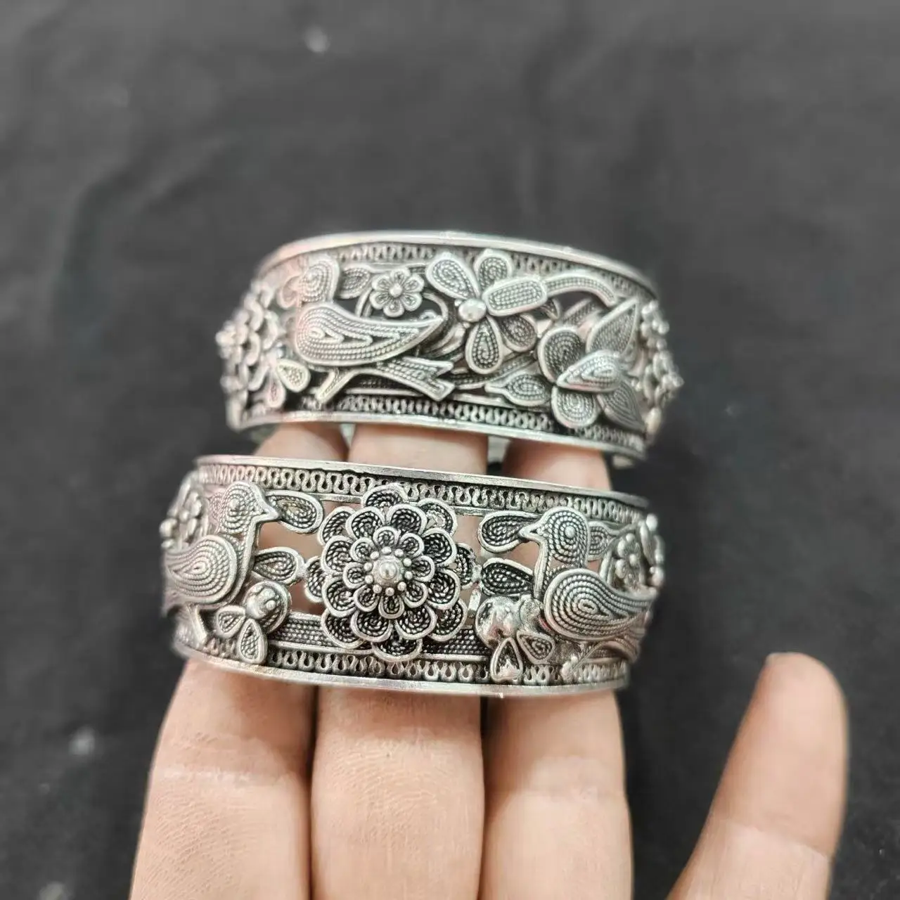 Handmade traditional craftsmanship retro silver bracelet with double happiness pattern fashion bracelet and open bracelet
Handmade traditional craftsmanship retro silver bracelet with double happiness pattern fashion bracelet and open bracelet