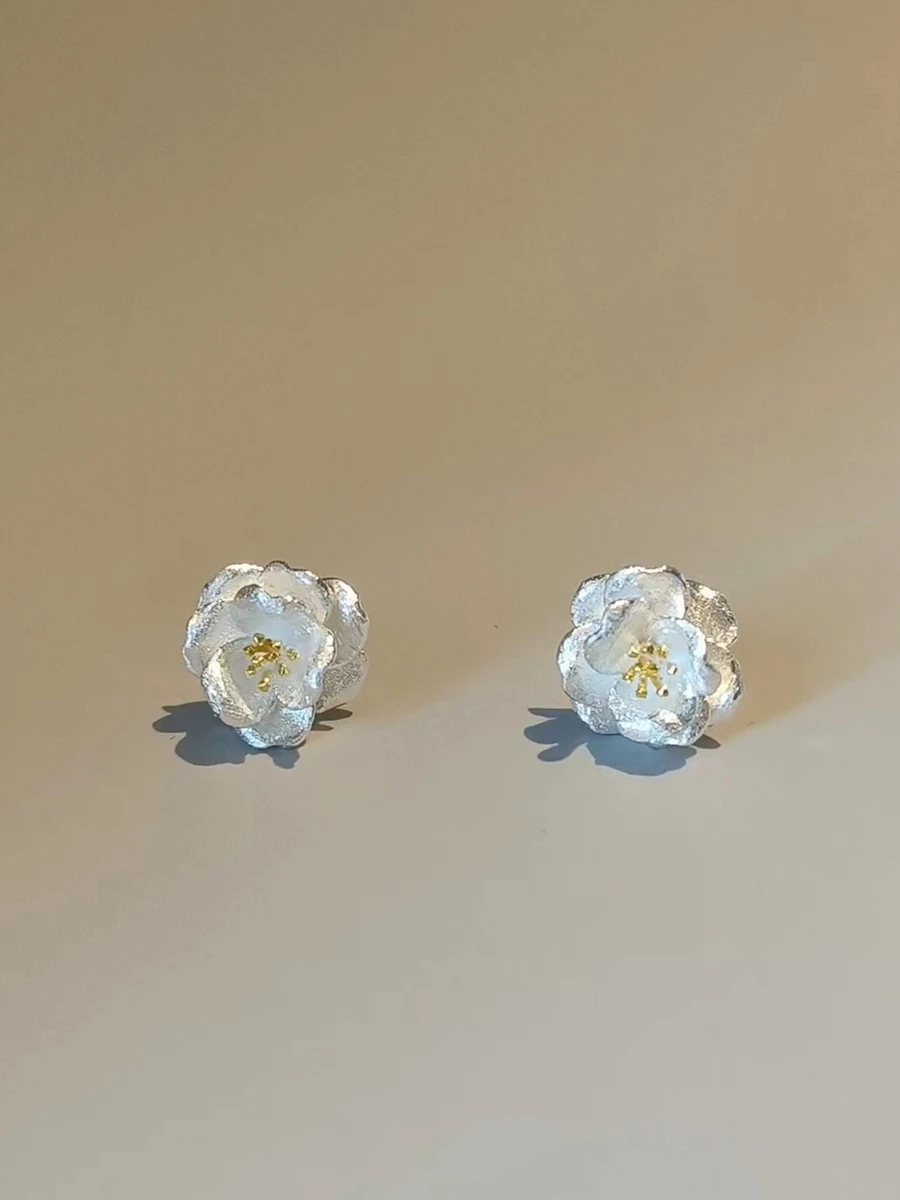 Handmade Pure Silver Tea Rose Earrings Vintage White Flower Fashionable Jewelry for Women Original Design Ear Wire Set
Handmade Pure Silver Tea Rose Earrings Vintage White Flower Fashionable Jewelry for Women Original Design Ear Wire Set