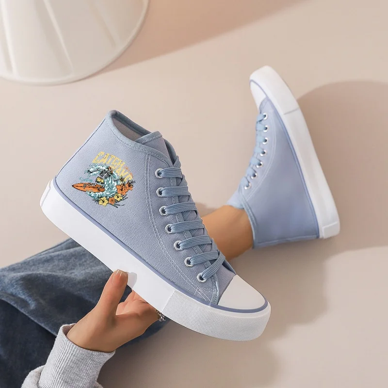 Женские голубые высокие парусиновые кроссовки: массивная платформа и шнуровка. Модная мультяшная графика. Идеально подходит для джинсов и юбок.
Женские голубые высокие парусиновые кроссовки: массивная платформа и шнуровка. Модная мультяшная графика. Идеально подходит для джинсов и юбок.