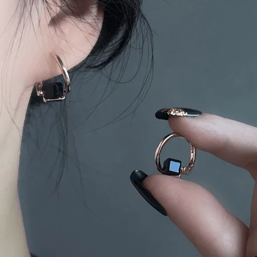 Hong Kong-inspired design irregular black zirconia stud earrings Exquisite, fashionable, distinctive and chic earrings
Hong Kong-inspired design irregular black zirconia stud earrings Exquisite, fashionable, distinctive and chic earrings