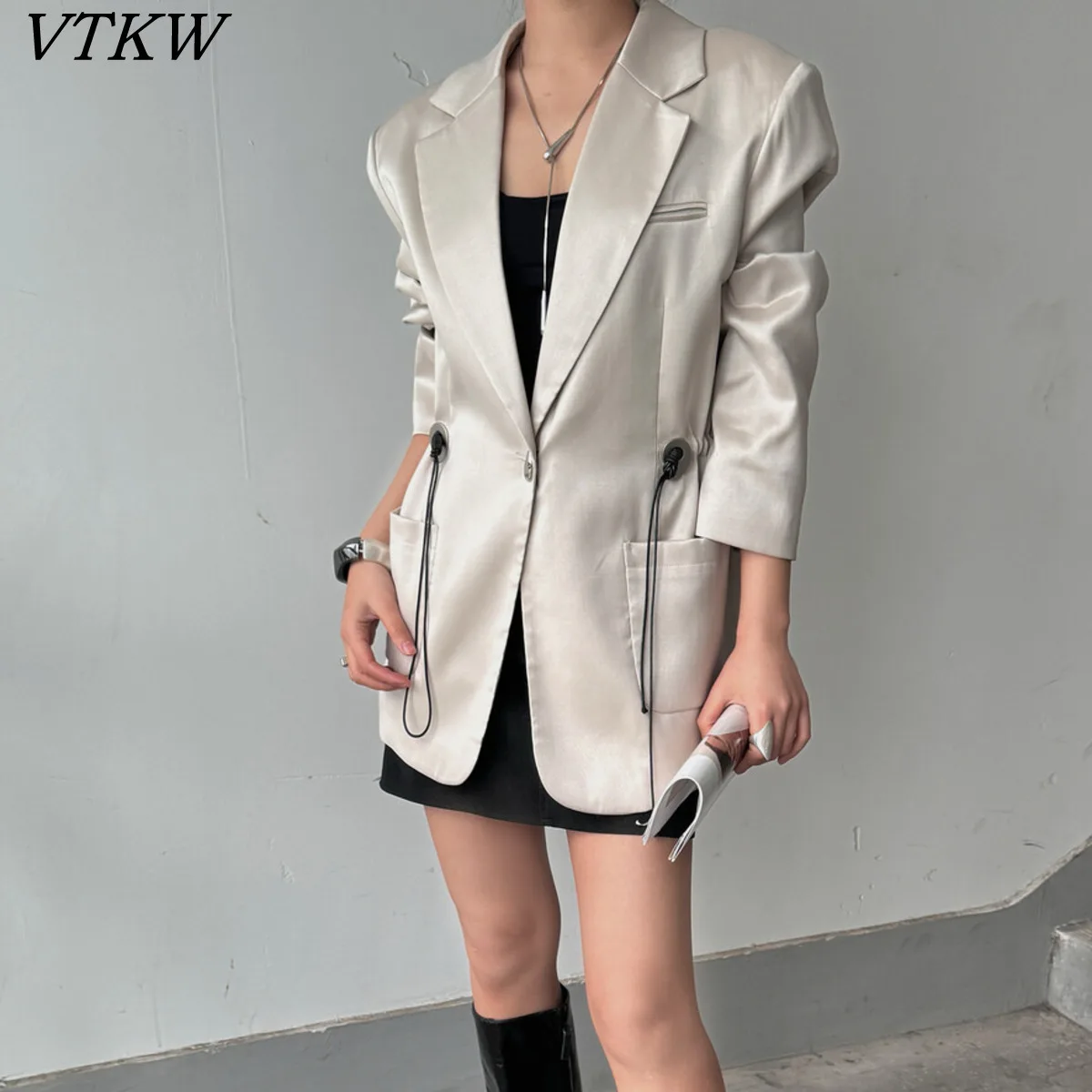 VTKW женский однотонный эластичный облегающий талию универсальный дизайн, новинка весны 202, высококачественный свободный пиджак с короткими рукавами
VTKW женский однотонный эластичный облегающий талию универсальный дизайн, новинка весны 202, высококачественный свободный пиджак с короткими рукавами