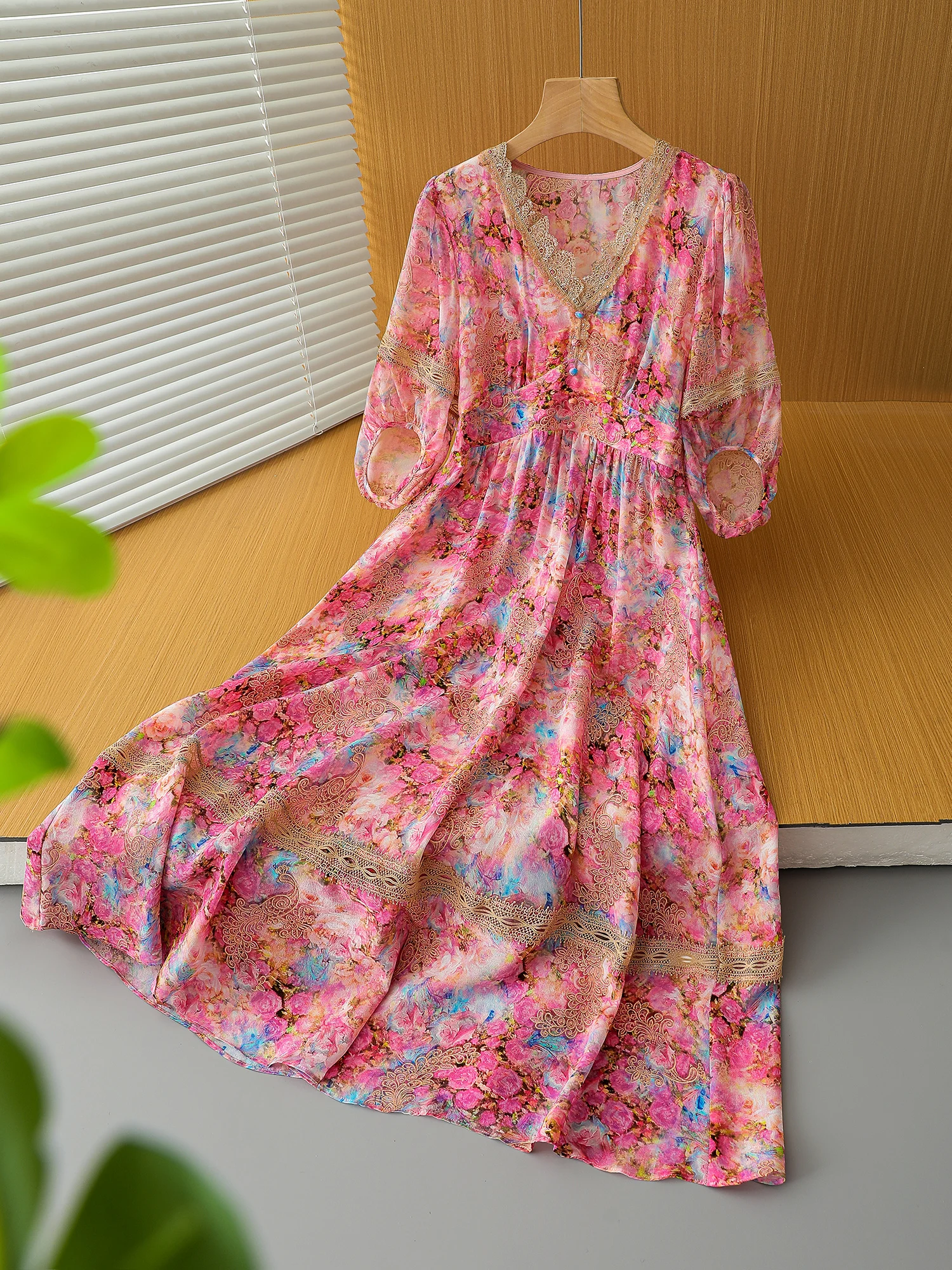 New Silk Double Crepe Splicing Qiaoqi Lace Hollow Print V-neck Dress LY8935
New Silk Double Crepe Splicing Qiaoqi Lace Hollow Print V-neck Dress LY8935