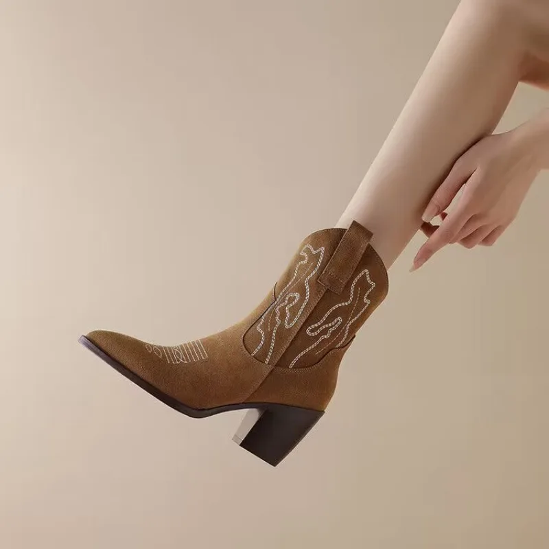 Cowboy Boots for Women 2023 Winter Fleece Women's Boots Fashion Pointed Toe Casual Nude Boots Classic Embossed Platform Boots
Cowboy Boots for Women 2023 Winter Fleece Women's Boots Fashion Pointed Toe Casual Nude Boots Classic Embossed Platform Boots