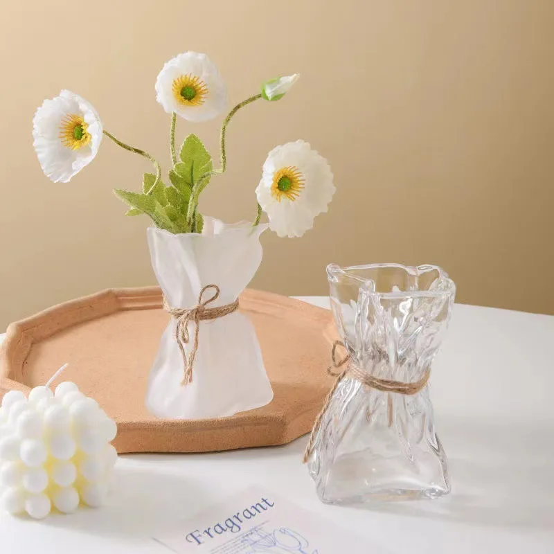 Nordic ins style origami irregular glass vase Living room Hydroponic vase home decoration The decoration of the room is simple
Nordic ins style origami irregular glass vase Living room Hydroponic vase home decoration The decoration of the room is simple