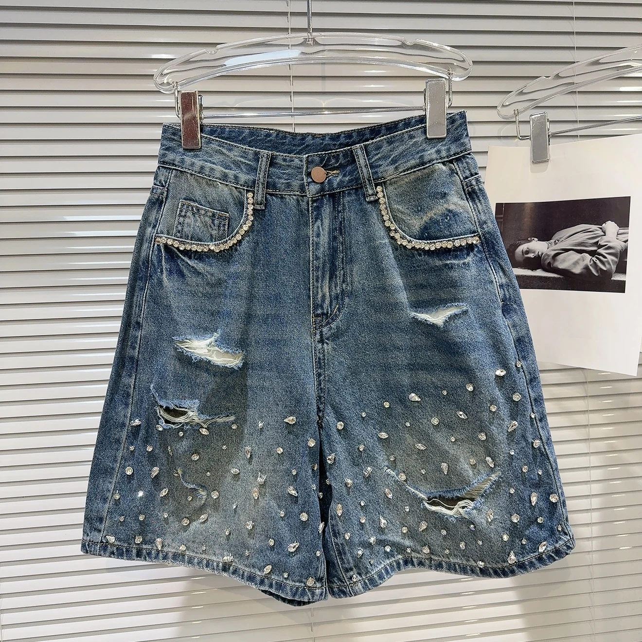 Summer 2026 Street Style Loose Fit Distressed Denim Shorts Mid-Length Straight Leg Jeans Casual Fashion Blue Denim Pants
Summer 2026 Street Style Loose Fit Distressed Denim Shorts Mid-Length Straight Leg Jeans Casual Fashion Blue Denim Pants