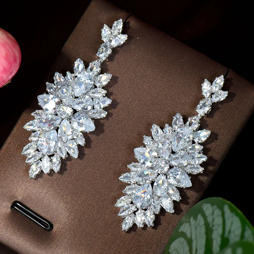 HIBRIDE Clear Bling White Leaf Cubic Zirconia Dangling Bridal Party Wedding Pageant Earrings For Women CZ Jewelry Gifts E-458
HIBRIDE Clear Bling White Leaf Cubic Zirconia Dangling Bridal Party Wedding Pageant Earrings For Women CZ Jewelry Gifts E-458