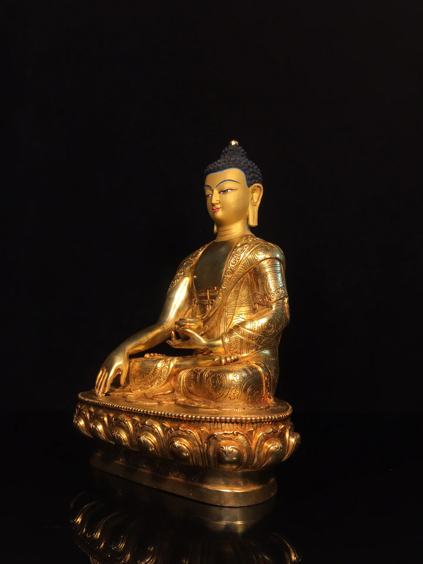 13"Tibetan Temple Collection Old Bronze Gilded Cinnabar Face Painting Sanbao Buddha Da Ri Tathagata Buddha Worship Hall
13"Tibetan Temple Collection Old Bronze Gilded Cinnabar Face Painting Sanbao Buddha Da Ri Tathagata Buddha Worship Hall