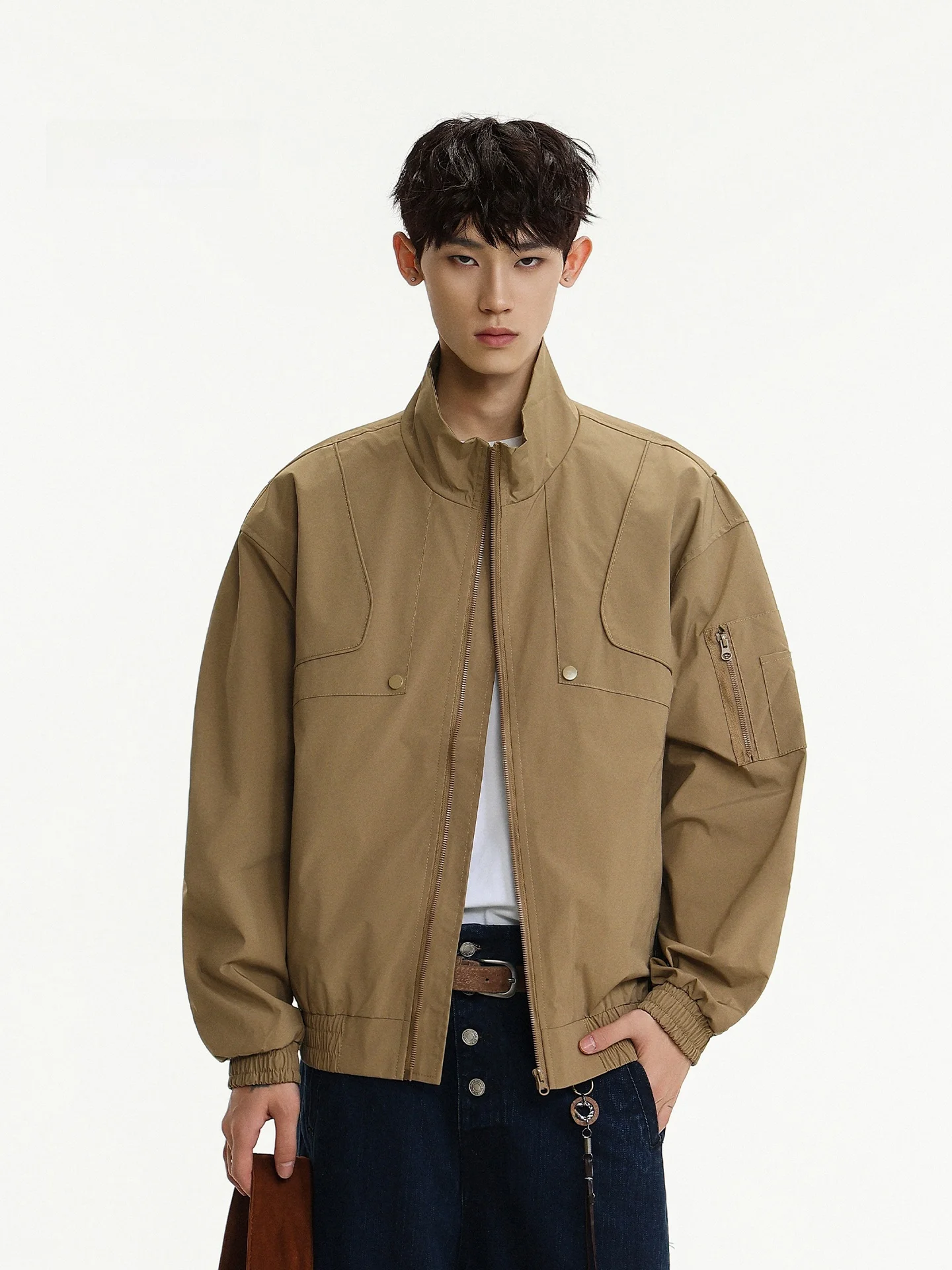 Мужская мотоциклетная куртка в американском ретро-стиле, деконструированная, с воротником-стойкой, рабочая верхняя одежда, простой дизайн, полиэстер
Мужская мотоциклетная куртка в американском ретро-стиле, деконструированная, с воротником-стойкой, рабочая верхняя одежда, простой дизайн, полиэстер