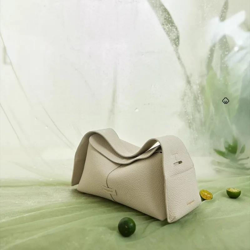 Fashionable Classic Ear Hanging Series Eaves Bag Designer's Head Layer Leather Commuter Handheld Cross Shoulder Women's Bag
Fashionable Classic Ear Hanging Series Eaves Bag Designer's Head Layer Leather Commuter Handheld Cross Shoulder Women's Bag
