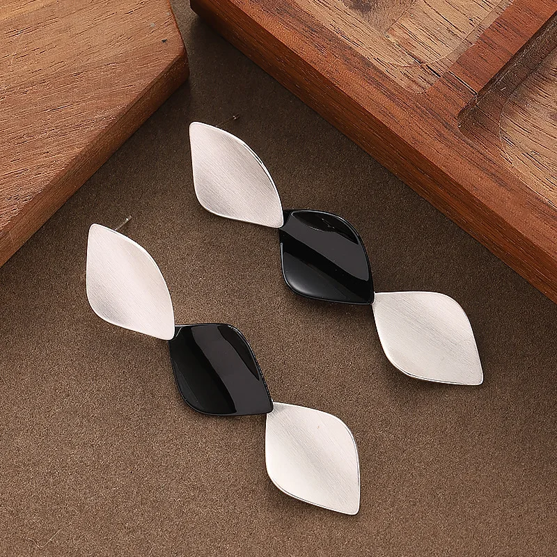 Stylish and cold style, long contrasting diamond-shaped oil drop earrings, light luxury and simple commuter earrings
Stylish and cold style, long contrasting diamond-shaped oil drop earrings, light luxury and simple commuter earrings
