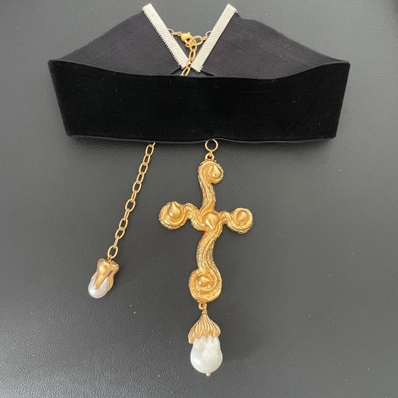 Винтажное дизайнерское ожерелье из позолоченной латуни с жемчугом в стиле барокко и черным бархатом, женское, высшего качества, модное украшение
Винтажное дизайнерское ожерелье из позолоченной латуни с жемчугом в стиле барокко и черным бархатом, женское, высшего качества, модное украшение