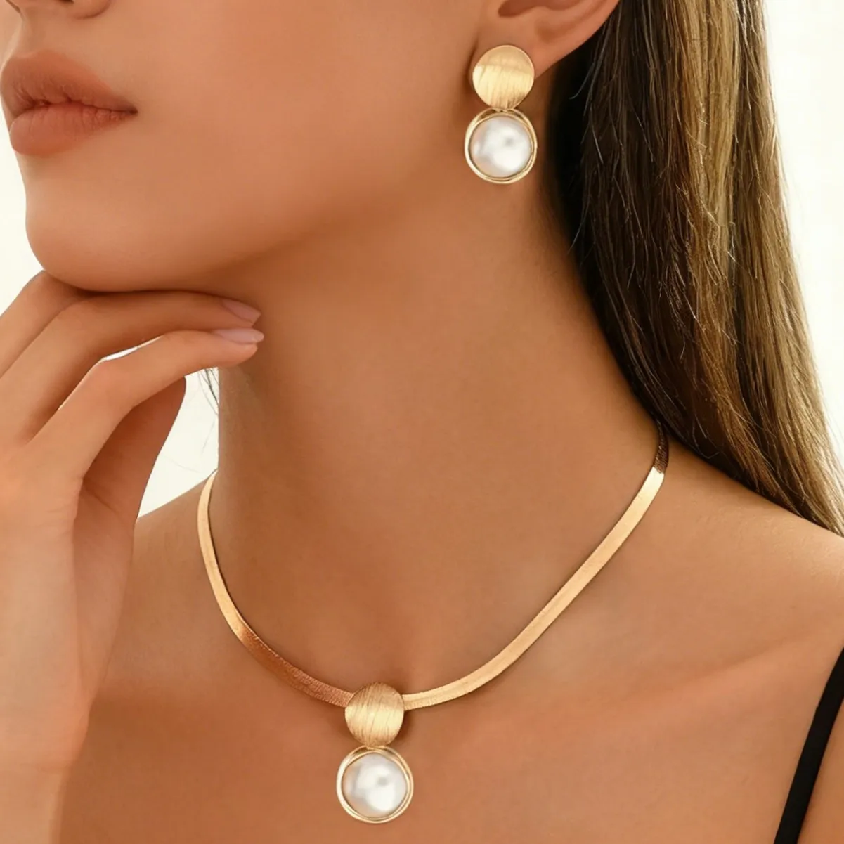 Стильный и элегантный комплект: широкая цепочка-змейка с имитацией жемчуга, круглое колье на ключицу и круглые серьги-гвоздики.
Стильный и элегантный комплект: широкая цепочка-змейка с имитацией жемчуга, круглое колье на ключицу и круглые серьги-гвоздики.