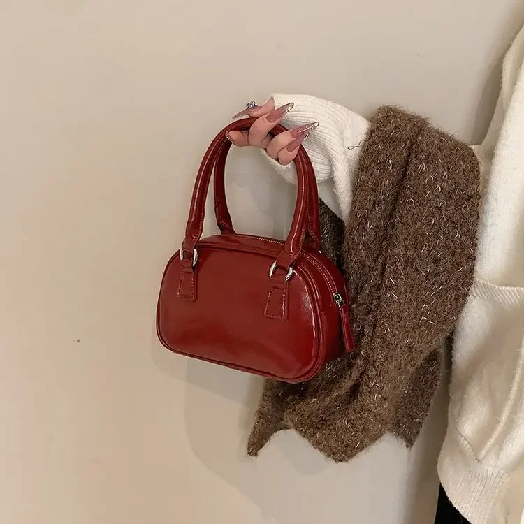 Retro handbag for women, trendy Korean version, pillow bag, high-quality, fashionable, versatile, single shoulder crossbody bag
Retro handbag for women, trendy Korean version, pillow bag, high-quality, fashionable, versatile, single shoulder crossbody bag
