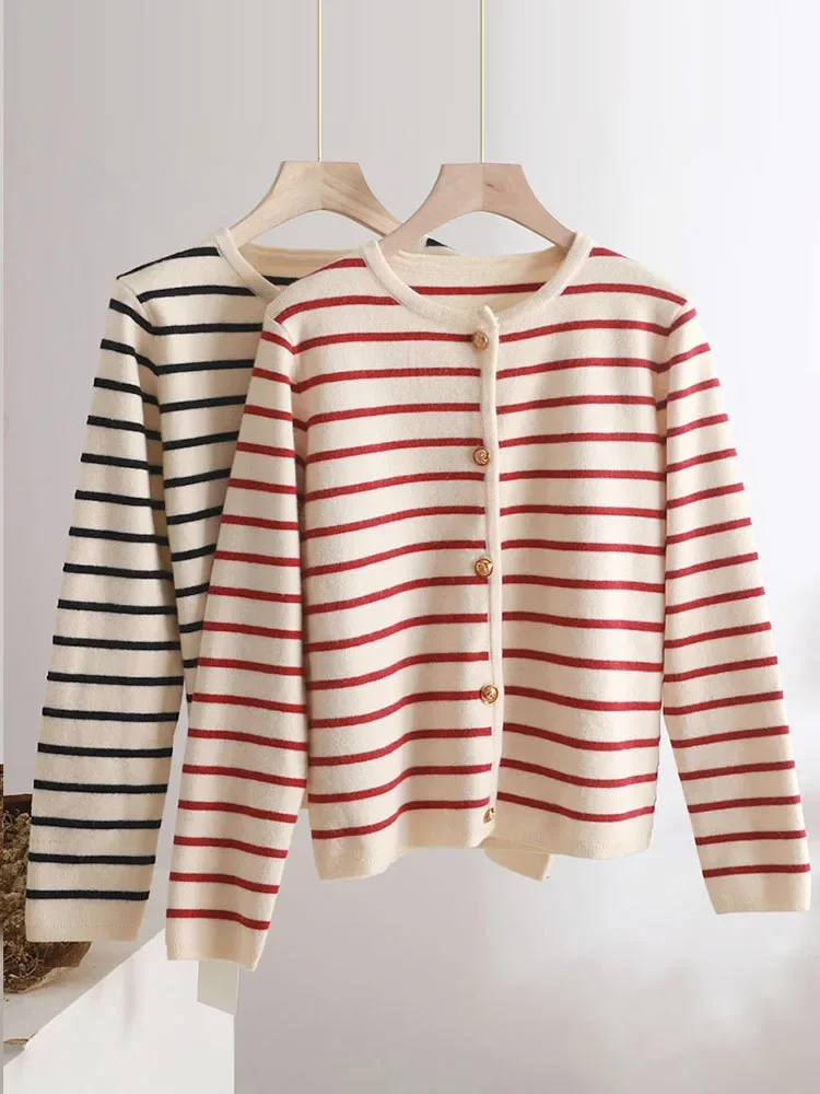 Striped White Black Sweater Cardigan Women 2023 Korean Fashion Short Cardigan Knitted Sweater Long Sleeve Cardigan Female LJ146
Striped White Black Sweater Cardigan Women 2023 Korean Fashion Short Cardigan Knitted Sweater Long Sleeve Cardigan Female LJ146