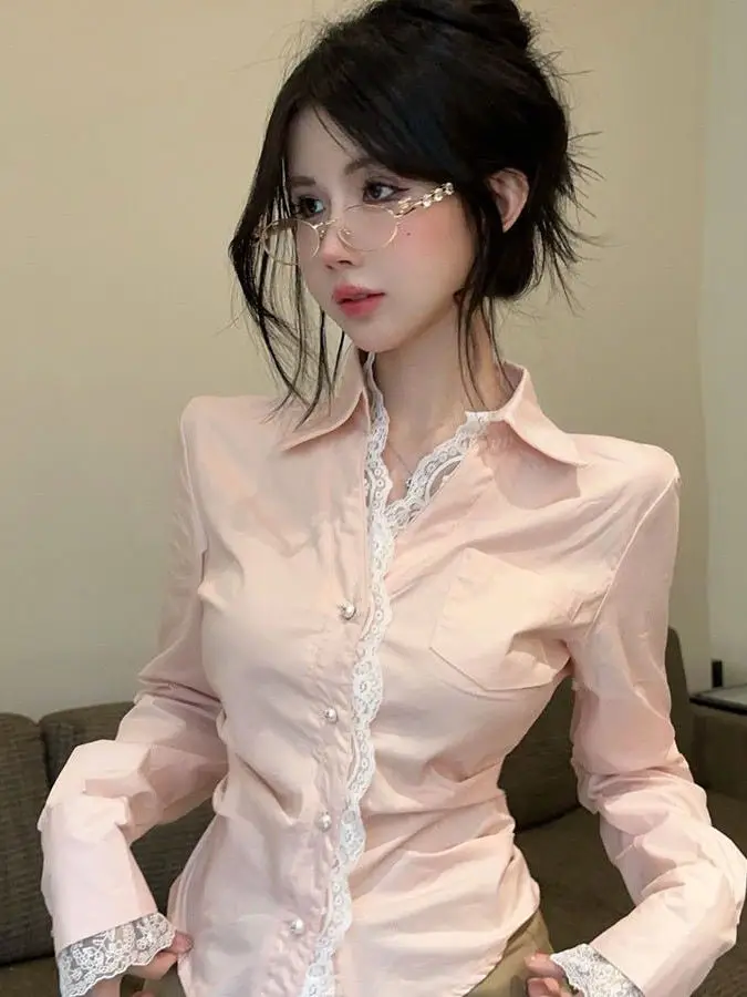 Ele Hollow out Lace Trim Ne irt Women Slimming Waist Design Long Sve Autumn High End Feeling Fem Top
Ele Hollow out Lace Trim Ne irt Women Slimming Waist Design Long Sve Autumn High End Feeling Fem Top