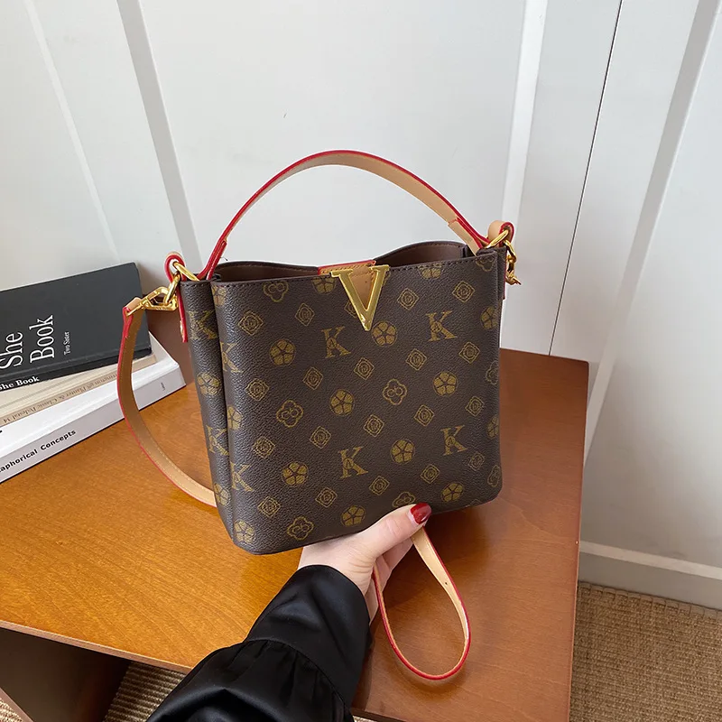 Сумка-ведро с монограммой на все сезоны 2026 года: роскошная городская сумка через плечо с трансформируемой ручкой и возможностью ношения как кроссбоди
Сумка-ведро с монограммой на все сезоны 2026 года: роскошная городская сумка через плечо с трансформируемой ручкой и возможностью ношения как кроссбоди
