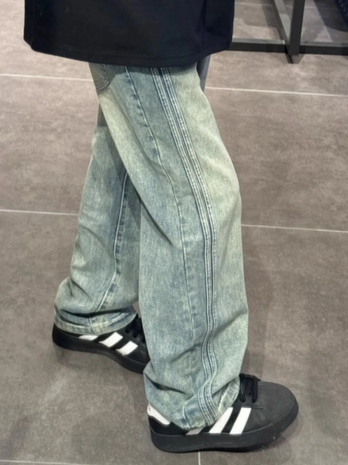 Свободные прямые синие джинсы для мужчин, весенне-осенние, в стиле High Street, широкие брюки, износостойкие, из смеси хлопка и полиэстера
Свободные прямые синие джинсы для мужчин, весенне-осенние, в стиле High Street, широкие брюки, износостойкие, из смеси хлопка и полиэстера