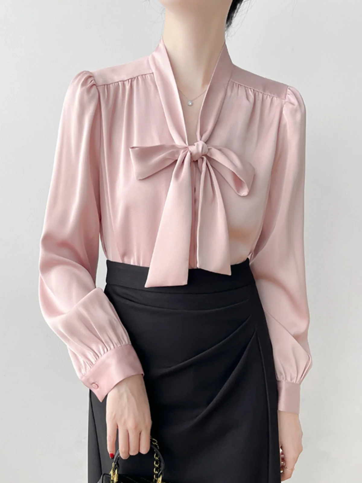 Korean Sle Long Sve Silk irt Women's Early Autumn Commute Profional Interview irt Ele Sa Knot Top
Korean Sle Long Sve Silk irt Women's Early Autumn Commute Profional Interview irt Ele Sa Knot Top