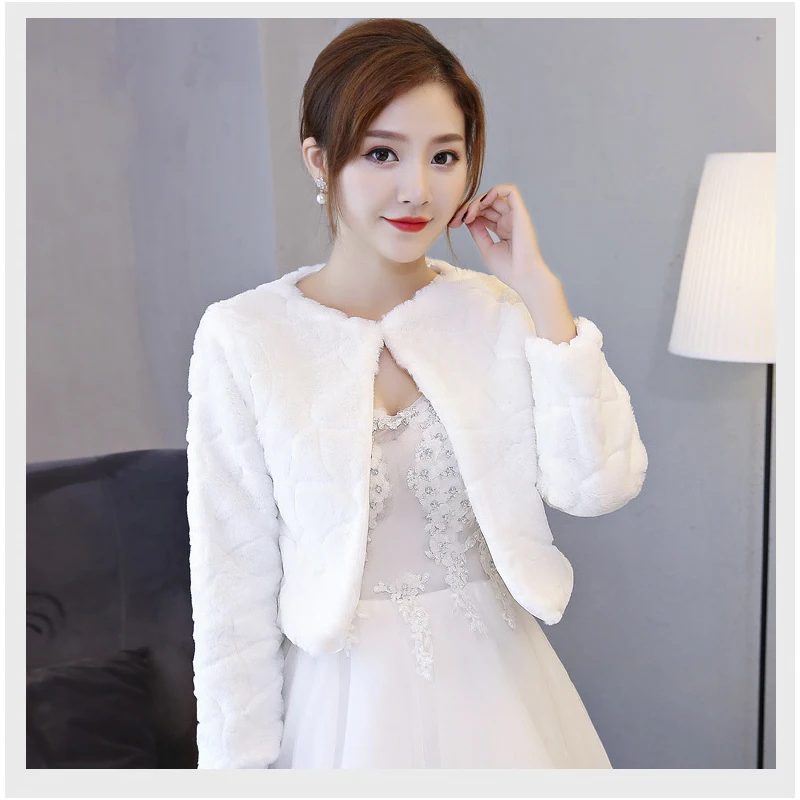 Elegant White Faux Fur Bridal Shawl Wrap Capes for Women Formal Wedding Party Shrug Winter Warm Cloak Accessory
Elegant White Faux Fur Bridal Shawl Wrap Capes for Women Formal Wedding Party Shrug Winter Warm Cloak Accessory