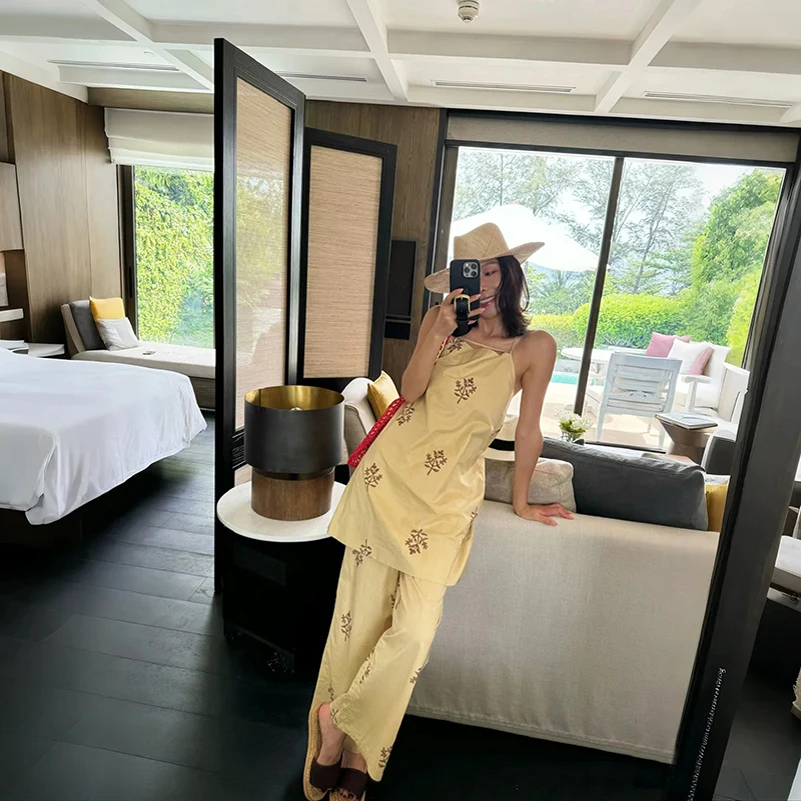 Light Yellow Vintage Print Backless Dress with Casual Pants Layering Autumn Leaves Design Summer 2025 Women's Fashion Set
Light Yellow Vintage Print Backless Dress with Casual Pants Layering Autumn Leaves Design Summer 2025 Women's Fashion Set