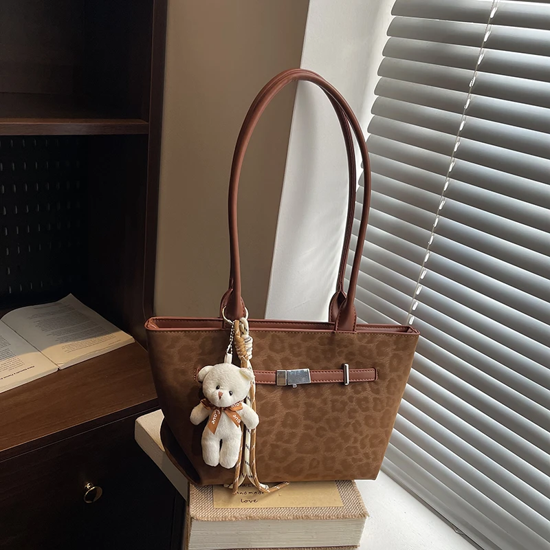 Trendy Design Letter Logo Handbag Women Fashionable Casual Simple Vintage Style Crossbody Bag Solid Color
Trendy Design Letter Logo Handbag Women Fashionable Casual Simple Vintage Style Crossbody Bag Solid Color