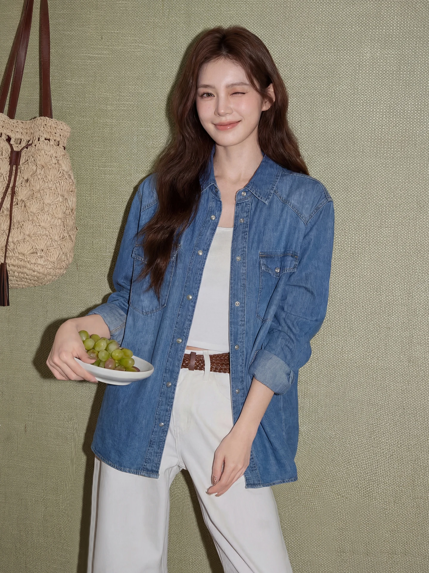 Женская джинсовая рубашка в стиле ретро из Гонконга, свободного кроя, с длинным рукавом, отложным воротником, верхняя одежда, многослойная, весенний дизайн
Женская джинсовая рубашка в стиле ретро из Гонконга, свободного кроя, с длинным рукавом, отложным воротником, верхняя одежда, многослойная, весенний дизайн