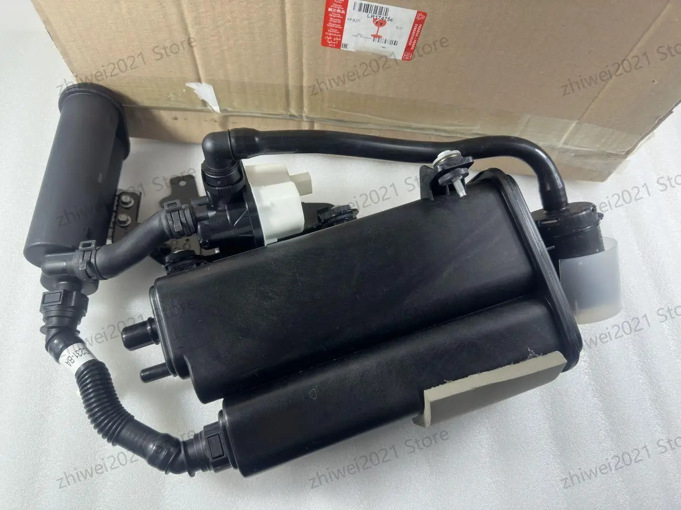 Activated carbon canister reservoir assembly (with bracket) suitable for Range Rover Administration, Sport, Discovery 5 LR174756
Activated carbon canister reservoir assembly (with bracket) suitable for Range Rover Administration, Sport, Discovery 5 LR174756