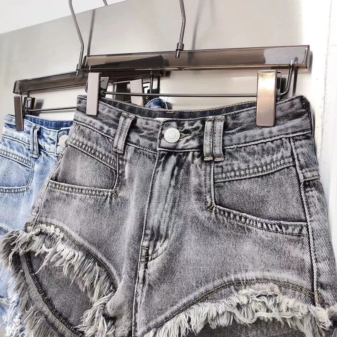 Retro High Waist Short Jeans Women's Summer New Style Spicy Girl Washed Denim Hot Pants Sexy Butt Covering Trendy Shorts
Retro High Waist Short Jeans Women's Summer New Style Spicy Girl Washed Denim Hot Pants Sexy Butt Covering Trendy Shorts