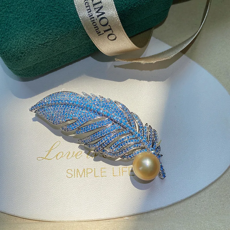 Stylish Copper Brooches for Women and Men Luxury Design Micro-inlaid Zircon Elegant Pearl Blue Feather Corsage Accessories Pin
Stylish Copper Brooches for Women and Men Luxury Design Micro-inlaid Zircon Elegant Pearl Blue Feather Corsage Accessories Pin