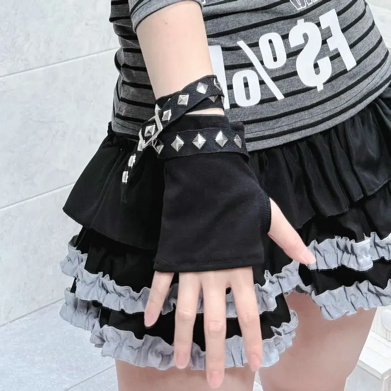 2025 модные темные панк Y2K заклепки с цепочкой в стиле ретро, высококачественные перчатки с половиной пальца, Персонализированный наконечник Millennium Spicy Girl Subculture
2025 модные темные панк Y2K заклепки с цепочкой в стиле ретро, высококачественные перчатки с половиной пальца, Персонализированный наконечник Millennium Spicy Girl Subculture